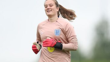 Una gran cantidad de clubes de la Superliga femenina están intentando fichar a Inglaterra U19 Hannah Poulter