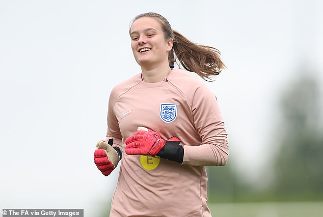 Una gran cantidad de clubes de la Superliga femenina están intentando fichar a Inglaterra U19 Hannah Poulter