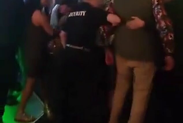Tyson Fury (chaqueta verde) tuvo que ser escoltado fuera de un bar el fin de semana y luego se desplomó en la acera.