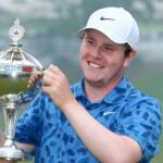 Robert MacIntyre celebra con el trofeo del Abierto de Canadá