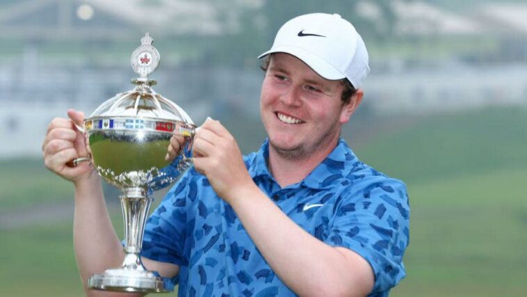 Robert MacIntyre celebra con el trofeo del Abierto de Canadá