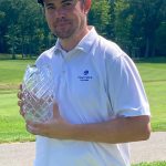 Mike Wolfe posa con el trofeo del torneo EDGA Match Play después de ganar la final del domingo contra Ted Grassi III, miembro del Kahkwa Club, en su campo local.  Wolfe derrotó a Grassi 6 y 4 para conseguir su primer título en un major de EDGA.