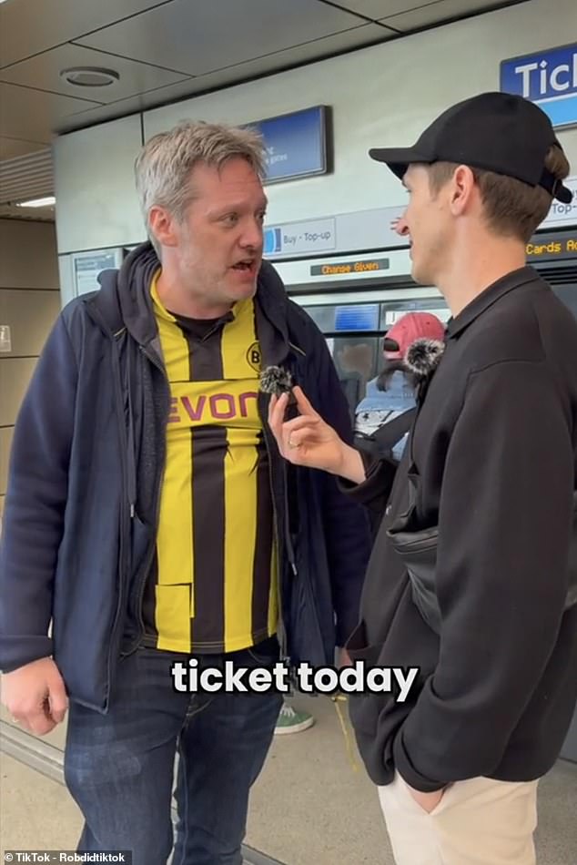 Un aficionado del Borussia Dortmund dejó a un entrevistador al borde de las lágrimas en un momento conmovedor