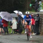 Lizzie Deignan cabalga bajo la lluvia en la cuarta etapa del Tour de Gran Bretaña Femenino 2024