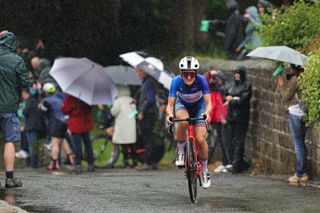Lizzie Deignan cabalga bajo la lluvia en la cuarta etapa del Tour de Gran Bretaña Femenino 2024