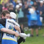 El escocés Robert MacIntyre celebra con su padre Dougie MacIntyre después de ganar el torneo de golf del Abierto de Canadá en Hamilton, Ontario, el domingo 2 de junio de 2024.