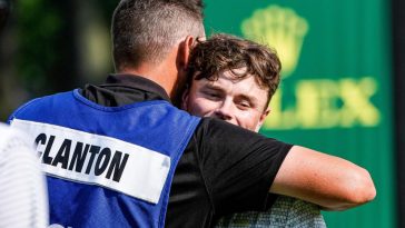 Luke Clanton abraza a su caddie después de terminar en el puesto número 18 durante la tercera ronda del Rocket Mortgage Classic en el Detroit Golf Club en Detroit el sábado 29 de junio de 2024.