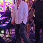 Ryan García vio una cámara mientras caminaba por un casino hacia un club nocturno de Las Vegas.