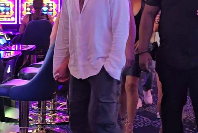 Ryan García vio una cámara mientras caminaba por un casino hacia un club nocturno de Las Vegas.