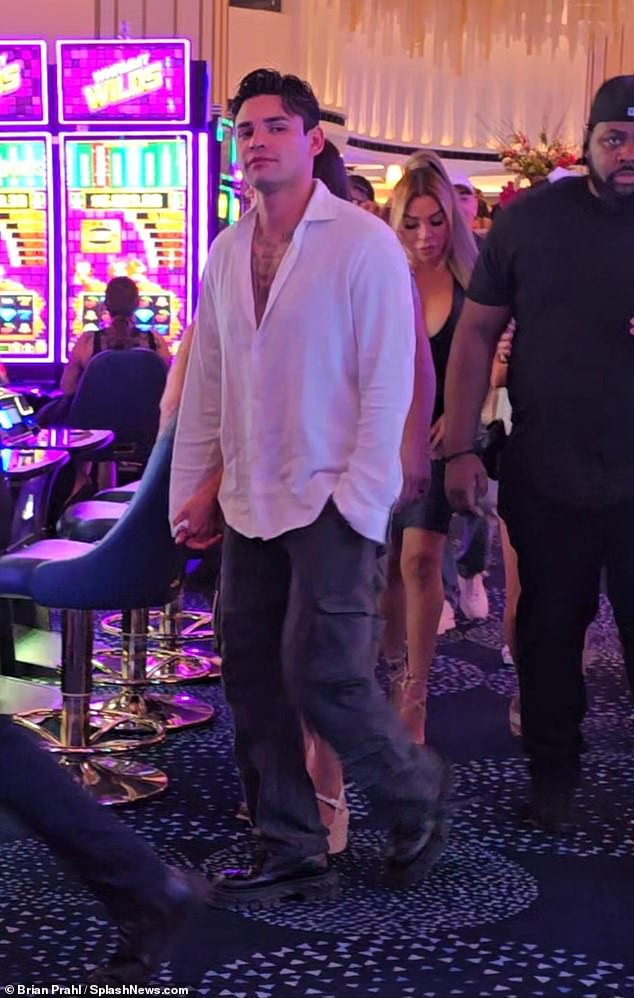 Ryan García vio una cámara mientras caminaba por un casino hacia un club nocturno de Las Vegas.