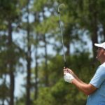 Scottie Scheffler observa un tiro en el hoyo 17 del campo No. 2 de Pinehurst durante el US Open de la semana pasada.  Tuvo su peor final de la temporada al empatar en el puesto 41.