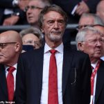 Sir Jim Ratcliffe (en la foto) criticó duramente a la UEFA después de que bloquearan el movimiento del Manchester United por Jean-Clair Todibo.