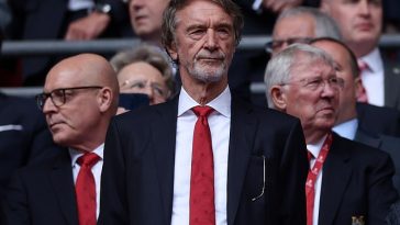 Sir Jim Ratcliffe (en la foto) criticó duramente a la UEFA después de que bloquearan el movimiento del Manchester United por Jean-Clair Todibo.