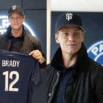 Tom Brady presume su histórica visita al PSG y viste la camiseta de Les Parisiens