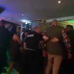 Las imágenes publicadas en las redes sociales mostraron a Tyson Fury siendo sacado de un bar de Morecambe el viernes.
