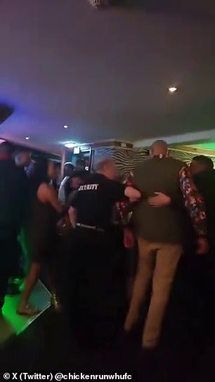 Las imágenes publicadas en las redes sociales mostraron a Tyson Fury siendo sacado de un bar de Morecambe el viernes.