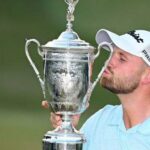 Wyndham Clark besa el trofeo del US Open tras ganar en 2023