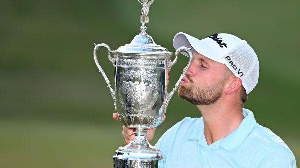 Wyndham Clark besa el trofeo del US Open tras ganar en 2023