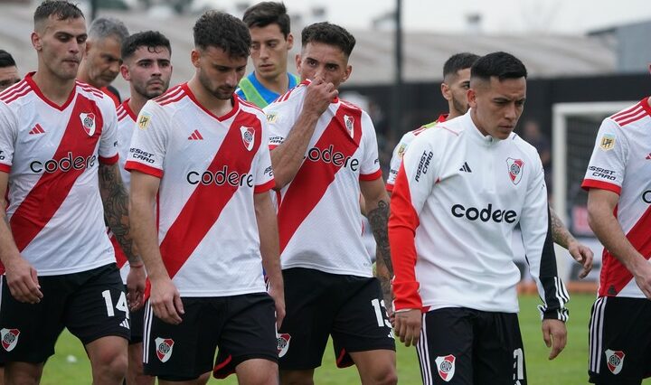 El plantel de River tras la derrota ante Riestra.