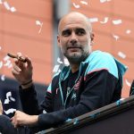 Pep Guardiola disfruta de su cigarro de la victoria mientras el Manchester City celebra otro título de liga