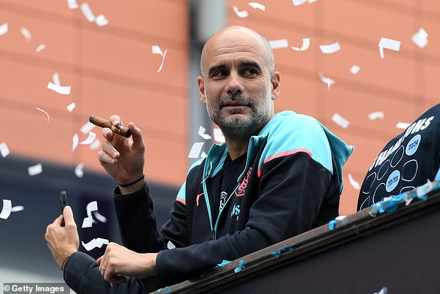 Pep Guardiola disfruta de su cigarro de la victoria mientras el Manchester City celebra otro título de liga