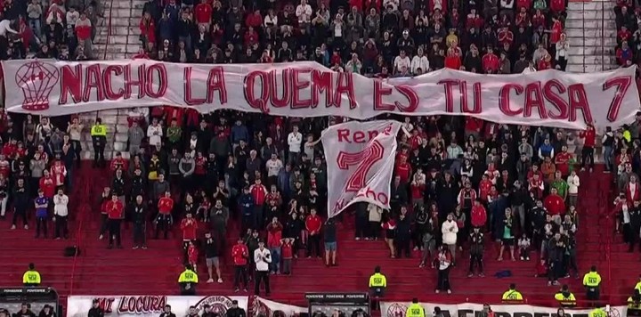 La bandera para Pussetto en el Palacio Ducó.