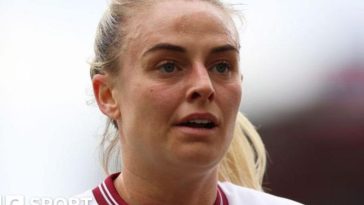 Kirsty Smith playing for West Ham