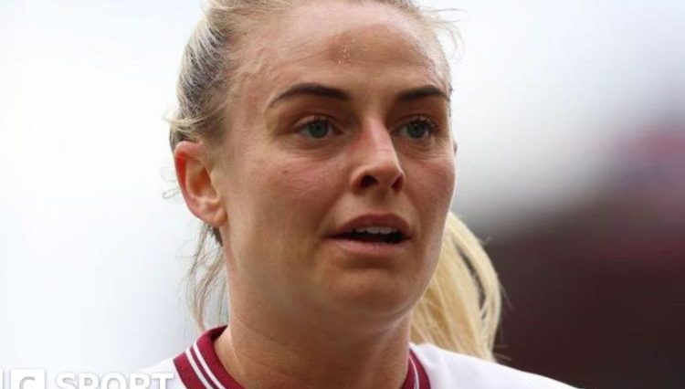 Kirsty Smith playing for West Ham