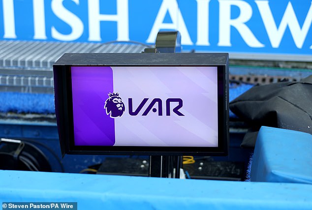 Los clubes de la Premier League votaron a favor de seguir utilizando el VAR a pesar del aumento de la furia de los aficionados por la tecnología.