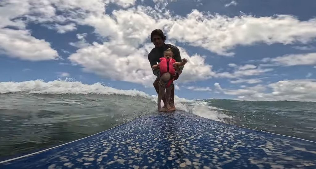 ¡SURF CON MI BEBÉ DE UN AÑO!  FELIZ DÍA DEL PADRE PAPÁS RAD