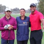 17 de diciembre de 2023;  Orlando, Florida, Estados Unidos;  Charlie Woods (izquierda) y Tiger Woods (derecha) posan para una foto familiar con Sam Woods en el primer tee durante el Campeonato PNC en el Ritz-Carlton Golf Club.  Crédito obligatorio: Reinhold Matay-USA TODAY Deportes
