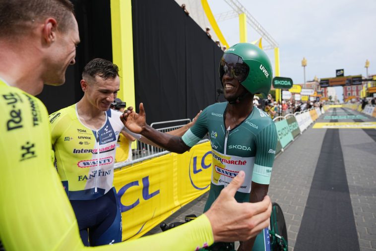Biniam Girmay celebra su gran éxito con el maillot verde en el Tour de Francia