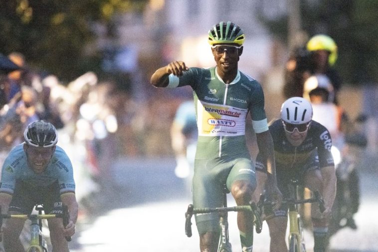 Biniam Girmay confirmado como abanderado de Eritrea en la ceremonia de apertura de los Juegos Olímpicos de París, pero otros ciclistas se mantienen al margen