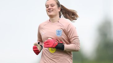 Varios clubes de la Superliga femenina están intentando fichar a la jugadora sub-19 de Inglaterra Hannah Poulter