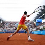 Carlos Alcaraz gana su primer partido en los Juegos Olímpicos y sigue a Novak Djokovic en R2