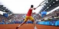 Carlos Alcaraz gana su primer partido en los Juegos Olímpicos y sigue a Novak Djokovic en R2