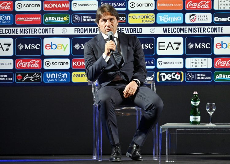 Conte se niega a sumarse al cántico anti-Juventus y regaña a los sorprendidos aficionados del Nápoles, 19 de julio