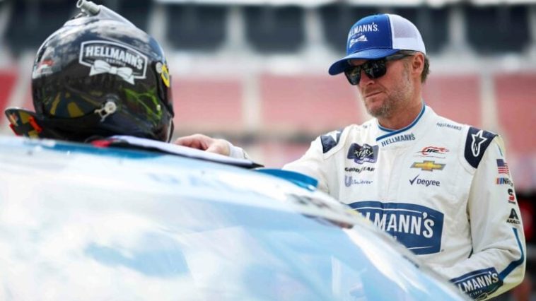 Dale Earnhardt Jr critica a Alex Bowman por quitarse los cinturones de seguridad