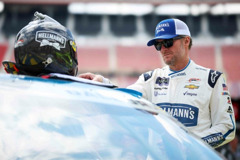 Dale Earnhardt Jr critica a Alex Bowman por quitarse los cinturones de seguridad