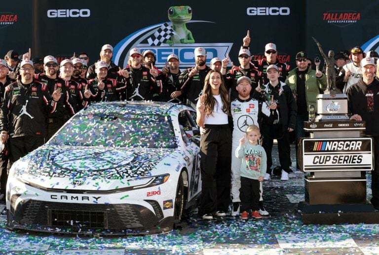 Alexa De Leon y su hijo, Beau Reddick, Tyler Reddick en la calle de la victoria (1)