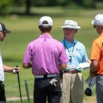 El oficial Bob Walther repasa las reglas durante la clasificación para el torneo de golf masculino de la ciudad en el campo de golf Fendrich el sábado 22 de julio de 2023.