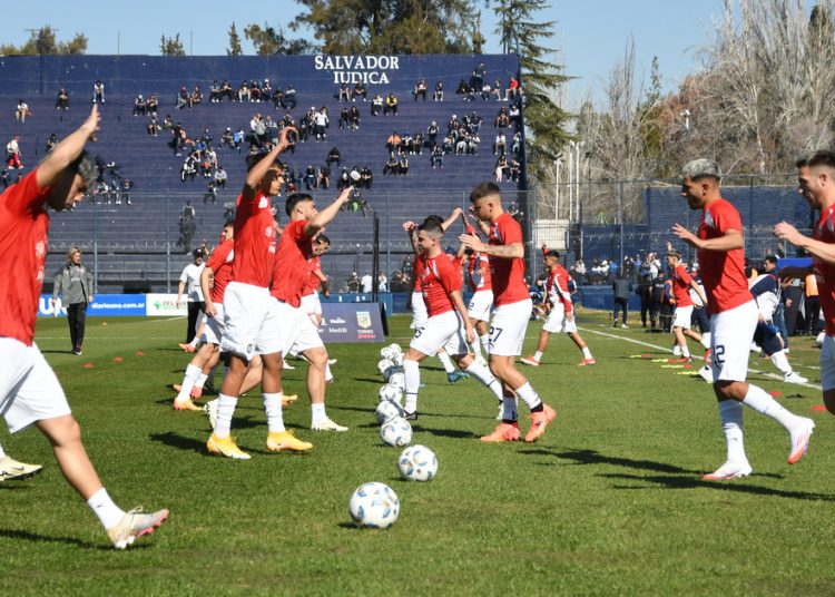 El Rojo busca oxígeno ante Independiente Rivadavia