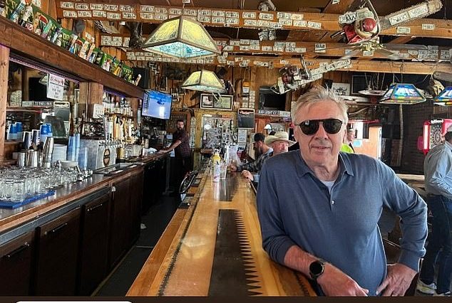 Carlo Ancelotti pasó por el Sawmill Saloon en la remota ciudad de Darby, en Montana.