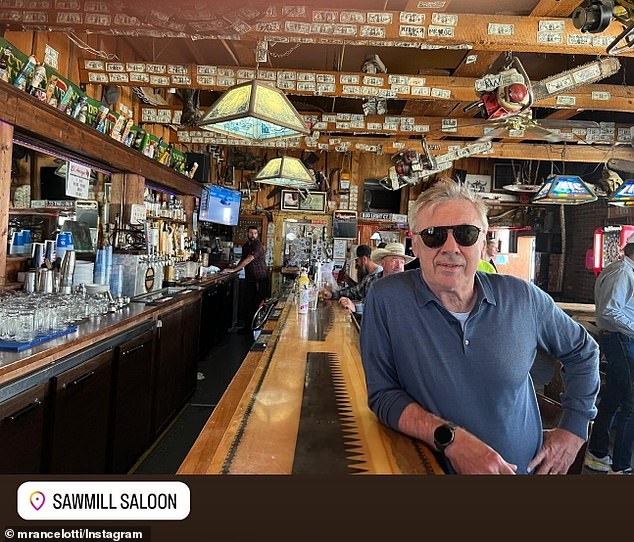 Carlo Ancelotti pasó por el Sawmill Saloon en la remota ciudad de Darby, en Montana.