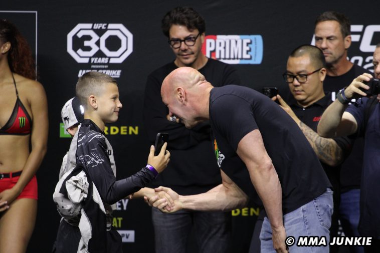 El ganador de la UFC, Kurt Holobaugh, explica la fama de TikTok de su hijo de 4 años