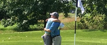 Nic Hofman, a la izquierda, comparte un abrazo con su padre, Brent, después de ganar el campeonato de golf masculino de la ciudad de Lafayette de 2018.