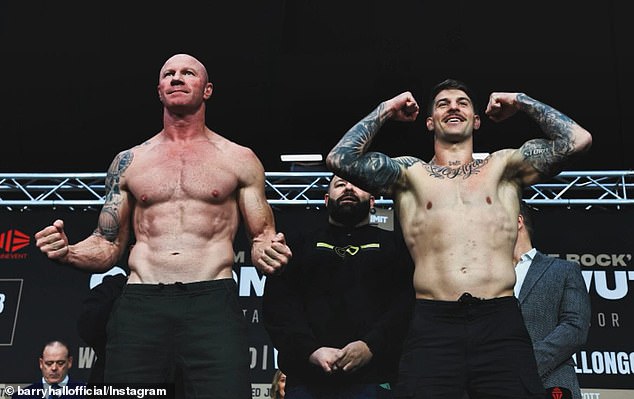 La leyenda de la AFL Barry Hall (izquierda) ha ganado 10 kg de músculo para la pelea de boxeo con Curtis Scott (derecha, fotografiados juntos en su pesaje)