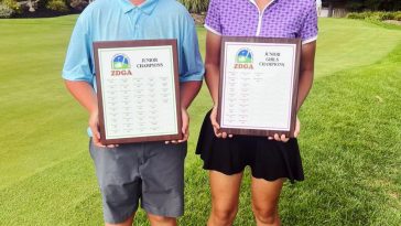 Colton Gress, a la izquierda, y Haven Johnson, campeones del torneo de golf juvenil de la Asociación de golf del distrito de Zanesville, posan con sus premios el miércoles en EagleSticks. Gress, de River View, se convirtió en el campeón juvenil más joven en la historia del evento.