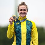 La australiana Grace Brown celebra su medalla de oro en el podio durante la ceremonia de entrega de medallas de la contrarreloj individual de ciclismo de ruta femenino durante los Juegos Olímpicos de París 2024 en París, el 27 de julio de 2024. (Foto de Anne-Christine POUJOULAT / AFP)