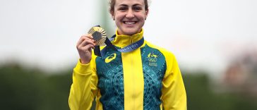 La australiana Grace Brown celebra su medalla de oro en el podio durante la ceremonia de entrega de medallas de la contrarreloj individual de ciclismo de ruta femenino durante los Juegos Olímpicos de París 2024 en París, el 27 de julio de 2024. (Foto de Anne-Christine POUJOULAT / AFP)